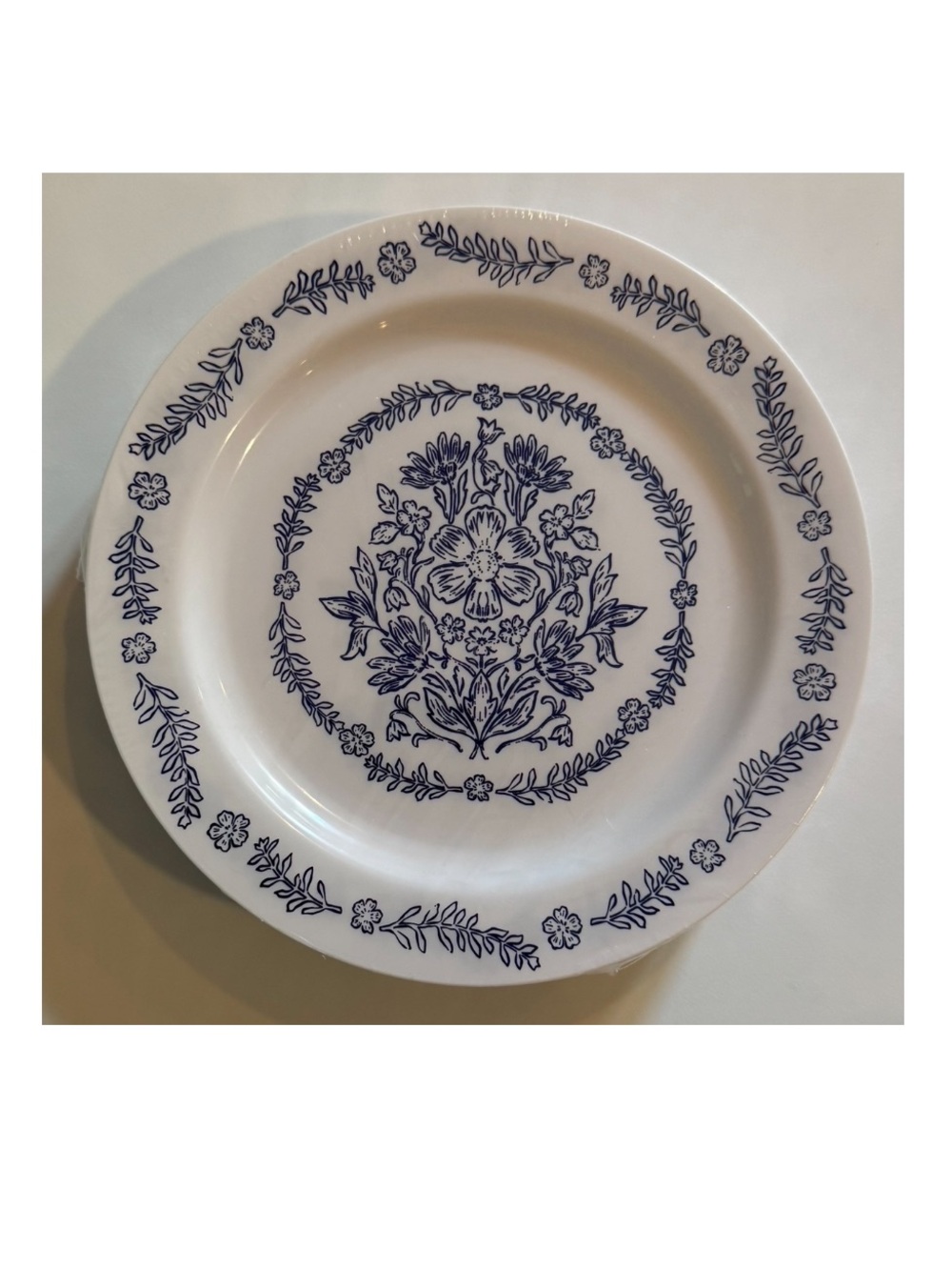 Blue nwt Floral 24 count 7.5” dessert plates - White and Blue